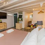 Gelos House 4* オルノス